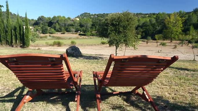 两把躺椅和西班牙景观