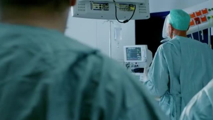 在各种各样的外科医生和助手团队走进手术室等待病人的镜头后，他们将他置于麻醉状态并开始手术。真正的现代