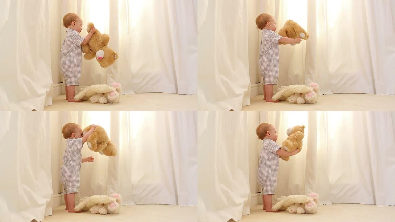 玩泰迪熊的小男孩