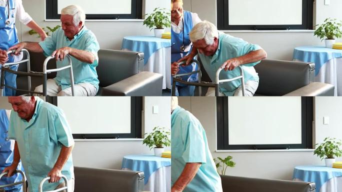 护士用助行器帮助退休男子