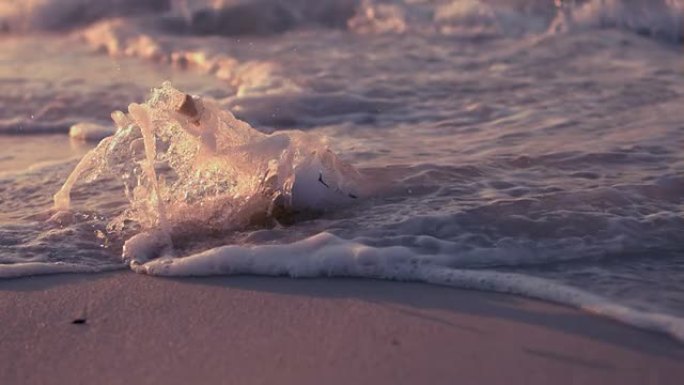海滩上被海浪覆盖的瓶子里的信息
