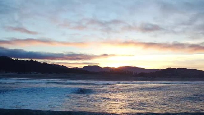 在太平洋西北部具有惊人的日出光的戏剧性海岸线上的鸟瞰图