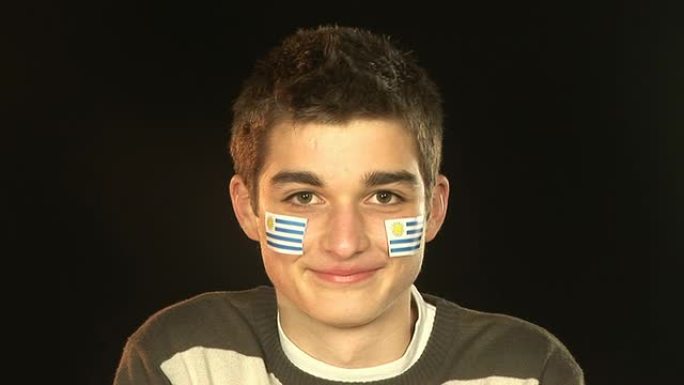 微笑的爱国乌拉圭男-高清和PAL
