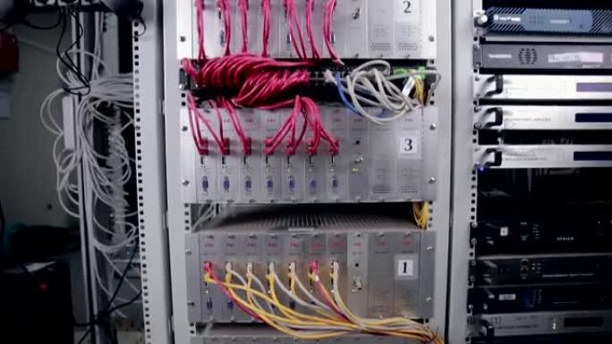 带电缆和灯的超级计算机。特写