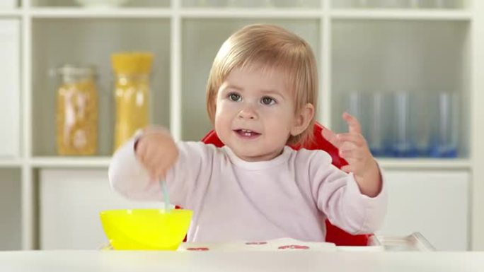 高清: 玩勺子和碗的女孩
