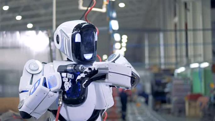 机器人自我修复，关闭。白色机器人在工厂使用工具进行自我修复。