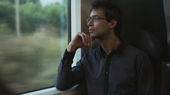 男子在火车上透过窗户看