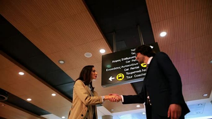 年轻的商人在机场打招呼和握手