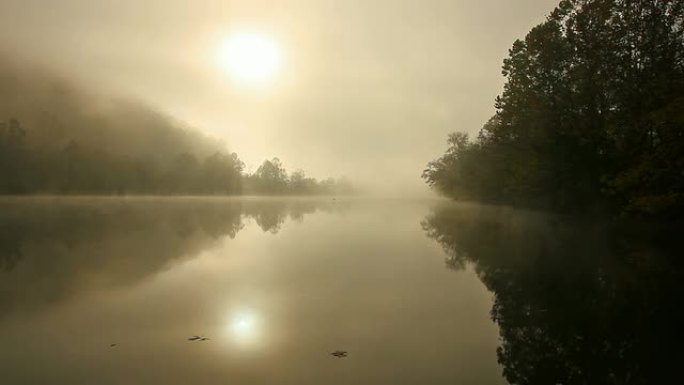 日出平静的湖面云雾遮挡阳光