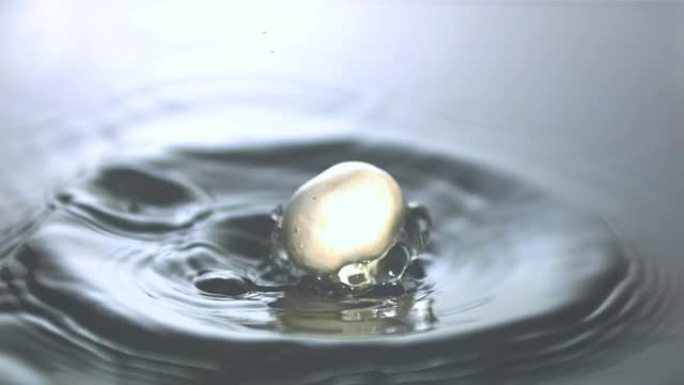 蘑菇滴入水中并漂浮