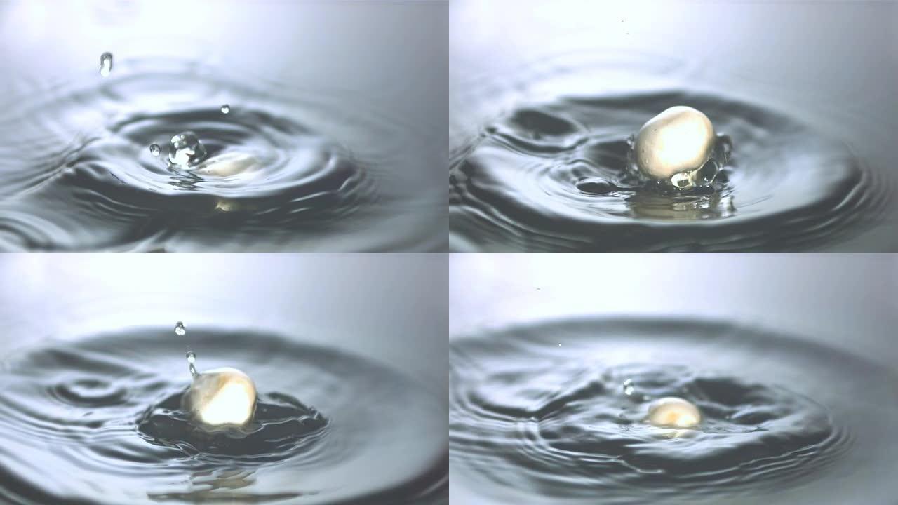 蘑菇滴入水中并漂浮