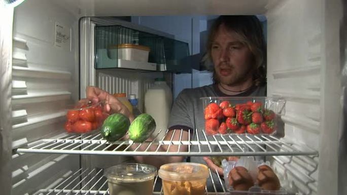 从冰箱/冰箱里吃健康食物的人