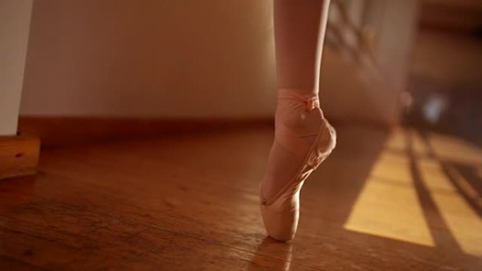 特写芭蕾舞女演员的脚