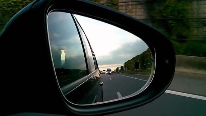 高速公路侧视镜的道路视图