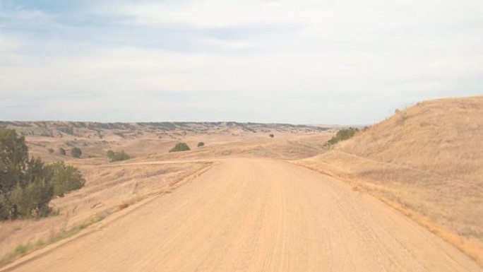 FPV: 干旱期间沿着空旷的土路驶过草原草原