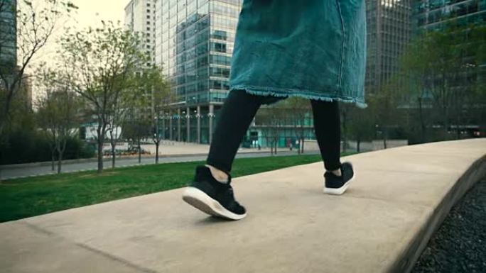 女性脚的特写镜头，在城市行走的女人