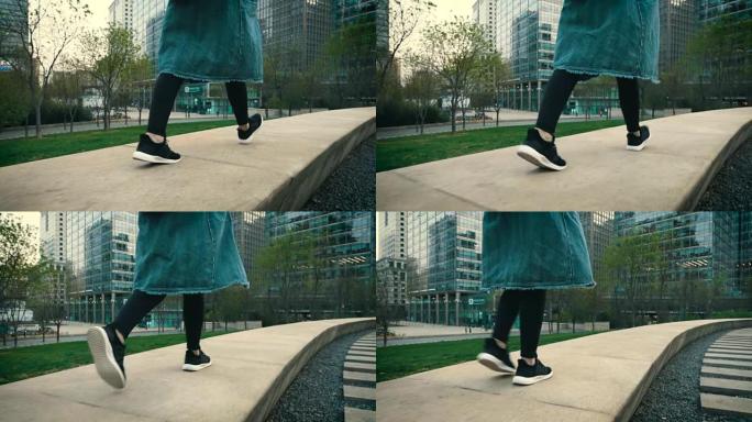 女性脚的特写镜头，在城市行走的女人
