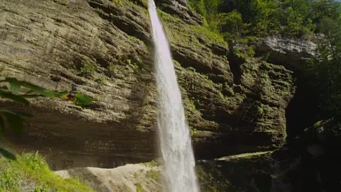 慢动作特写: 雄伟的大瀑布坠落在岩石上