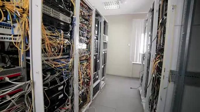 带电缆、连接和灯的超级计算机