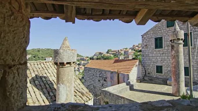 克罗地亚拉斯托沃带瓷砖屋顶的石头建筑