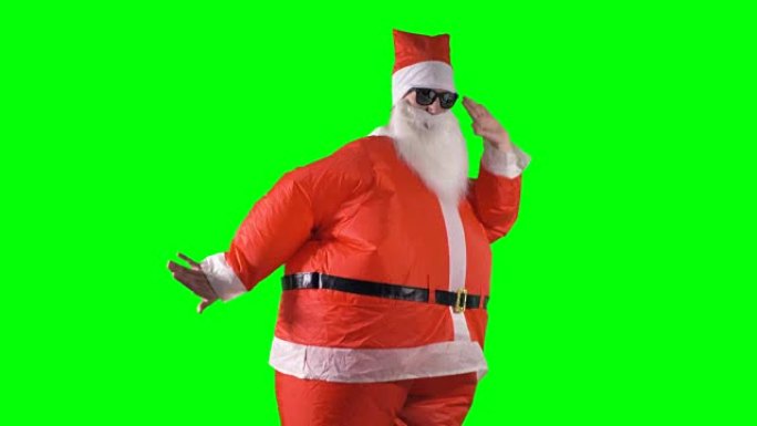 圣诞老人在绿色背景下用胳膊和腿跳舞。