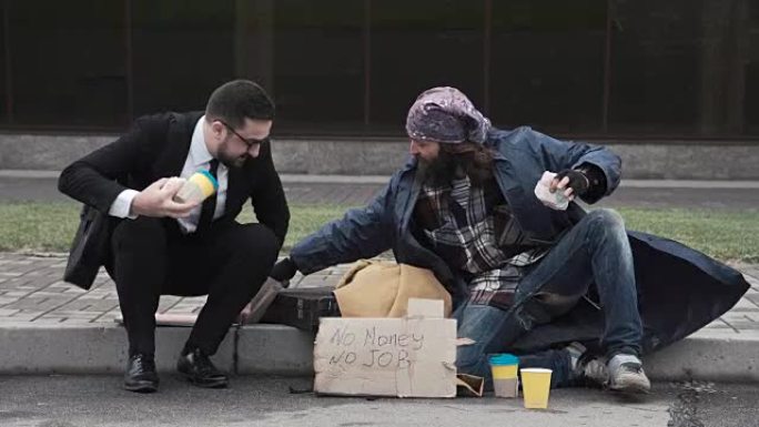 商人向无家可归者分享食物