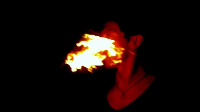 火舞者在黑暗中把火从他的脸上带走
