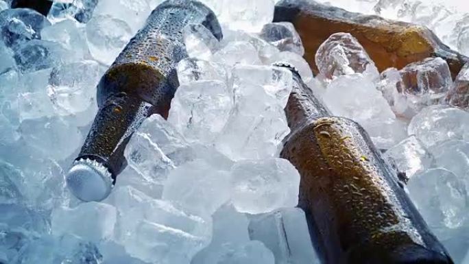 装在冰块中的啤酒瓶