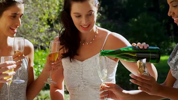 新娘为伴娘提供香槟4K 4k