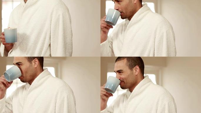 穿着浴袍喝咖啡的迷人男人