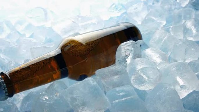 冰块中的啤酒瓶移动镜头