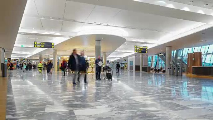 挪威奥斯陆机场出发大厅的延时旅客人群