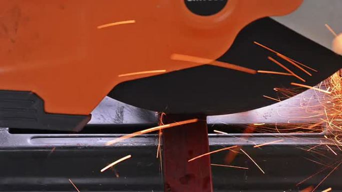 切割铁。重工业智能电焊安全生产