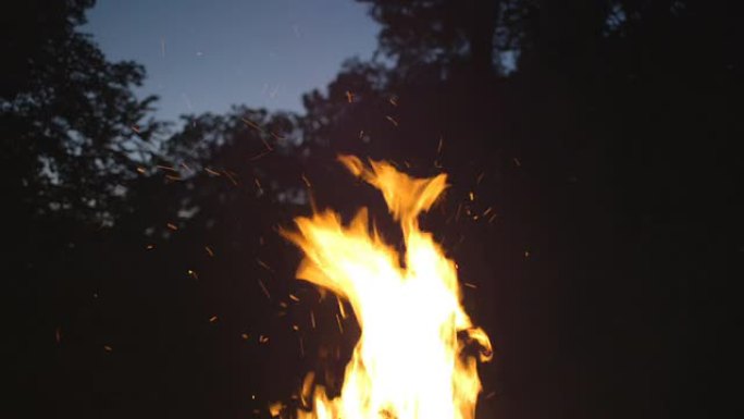 篝火在天空中升起火花