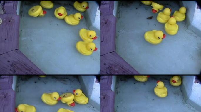 水中漂浮的黄色橡皮鸭5