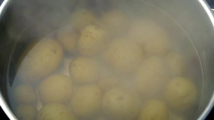 土豆在锅里蒸