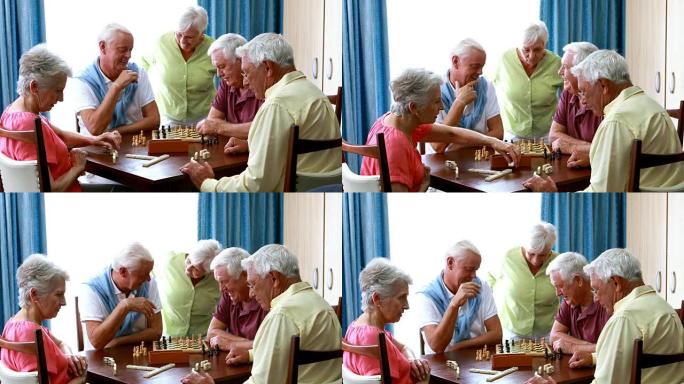 老年人下棋，一个微笑的女人与他们交谈