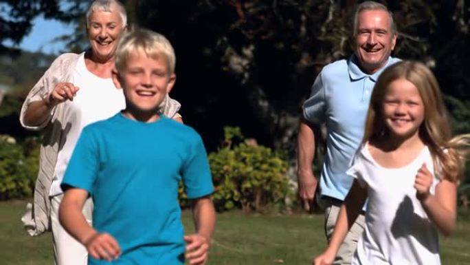 孙子和祖父母一起在公园跑步