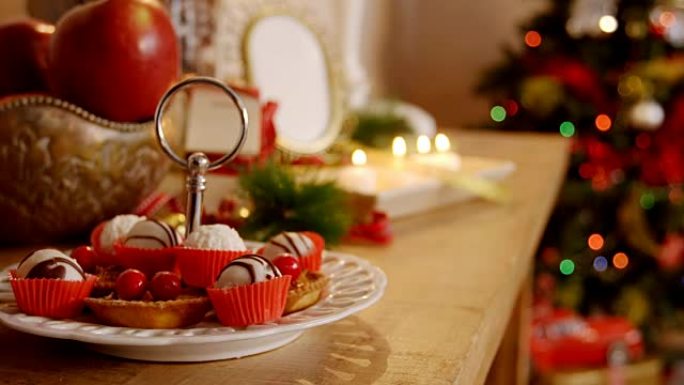 木制桌子上的各种圣诞甜点