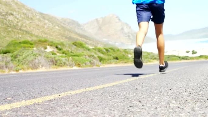 铁人三项运动员在乡村道路上慢跑