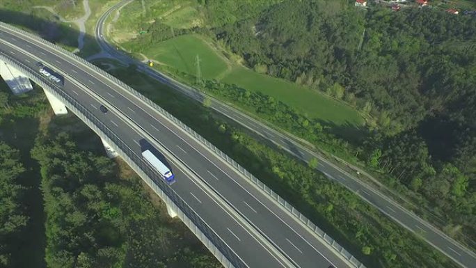 空中: 货车驶过高架桥公路