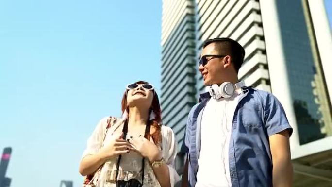 年轻夫妇旅行者带着笑脸看着风景。