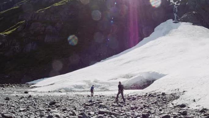 UHD 4K: 高级夫妇一起沿着冰川探索和背包旅行