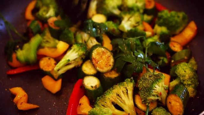 正在油炸的蔬菜特写
