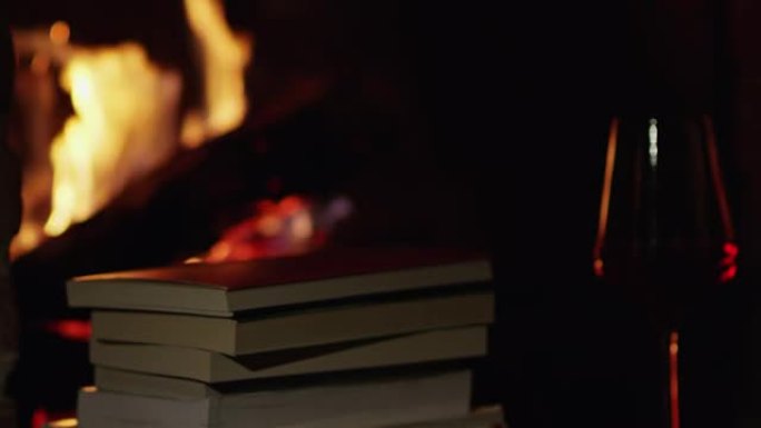 4k红酒和舒适壁炉旁的书籍，慢动作