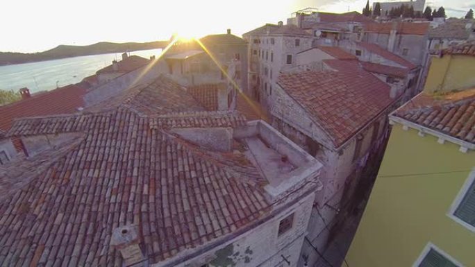 天线: 日落时的地中海古城
