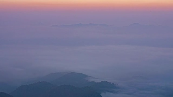 日出时间山上移动薄雾的时间流逝
