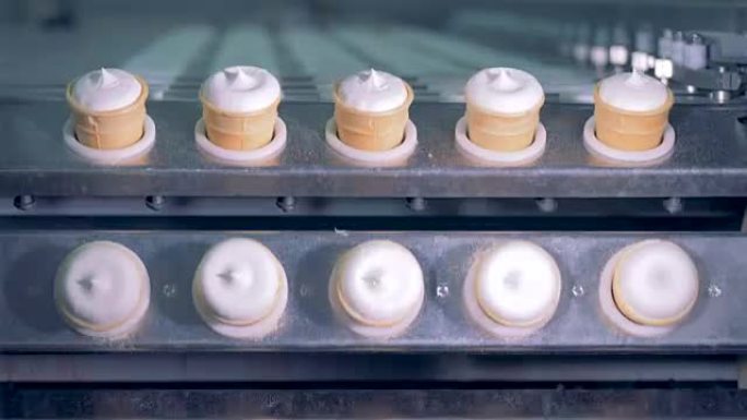 用于冰淇淋生产的工业设备移动了现成的冰淇淋。