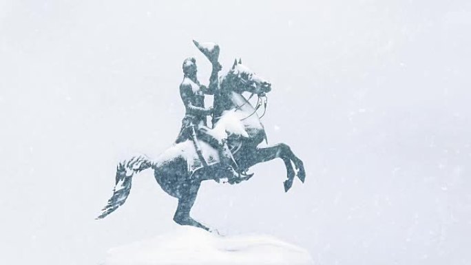 雕像在暴风雪