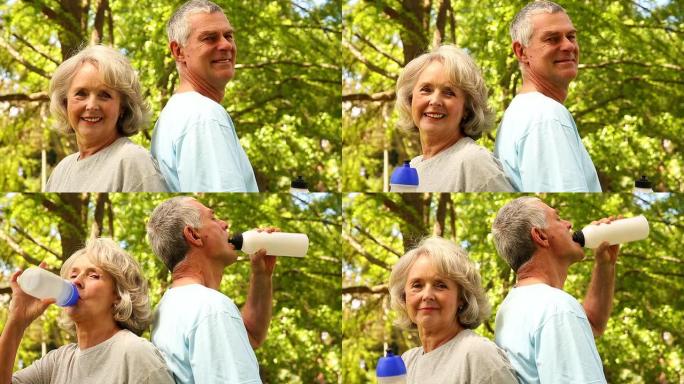 退休夫妇在外面喝水